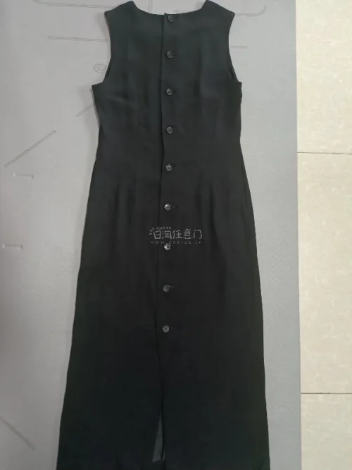 这次在挖煤姬淘了一条Margaret howell的连衣裙，领口肩部袖子的设计都恰到好处，颜色也很典雅，非常满意。挖煤姬经常能淘到物美价廉的东西，搜索页面限定品牌、衣物分类、成色等就能检索到想要的衣服啦，慢慢逛逛经常会有意想不到的收获。