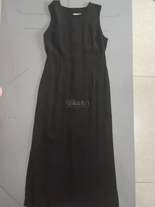这次在挖煤姬淘了一条Margaret howell的连衣裙，领口肩部袖子的设计都恰到好处，颜色也很典雅，非常满意。挖煤姬经常能淘到物美价廉的东西，搜索页面限定品牌、衣物分类、成色等就能检索到想要的衣服啦，慢慢逛逛经常会有意想不到的收获。