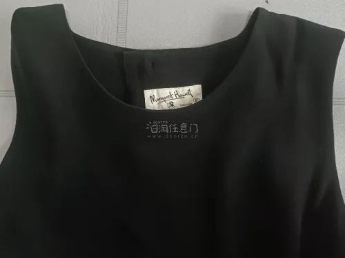 这次在挖煤姬淘了一条Margaret howell的连衣裙，领口肩部袖子的设计都恰到好处，颜色也很典雅，非常满意。挖煤姬经常能淘到物美价廉的东西，搜索页面限定品牌、衣物分类、成色等就能检索到想要的衣服啦，慢慢逛逛经常会有意想不到的收获。