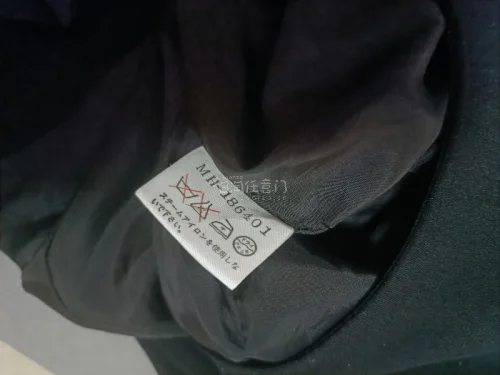 这次在挖煤姬淘了一条Margaret howell的连衣裙，领口肩部袖子的设计都恰到好处，颜色也很典雅，非常满意。挖煤姬经常能淘到物美价廉的东西，搜索页面限定品牌、衣物分类、成色等就能检索到想要的衣服啦，慢慢逛逛经常会有意想不到的收获。