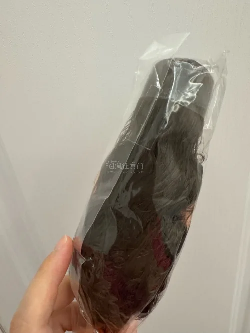 这是一只很少见的中分Licca娃娃，虽然是人形教室但是非常可爱皮肤白白的，蓝色的眼睛红色的嘴唇感觉很元气，区别于以往平刘海的丽佳，这只更有点小成熟的气质，正考虑给她选个复古一点的连衣裙，本次使用了Ems物流，但是不知为何这次没有气泡膜只塞了一些纸团进行保护