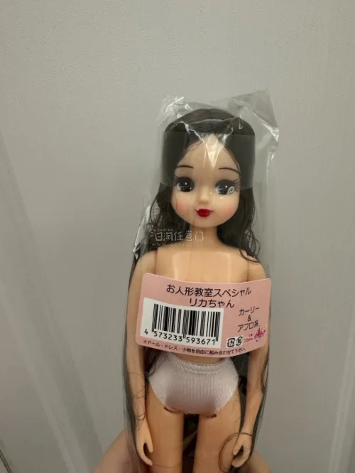 这是一只很少见的中分Licca娃娃，虽然是人形教室但是非常可爱皮肤白白的，蓝色的眼睛红色的嘴唇感觉很元气，区别于以往平刘海的丽佳，这只更有点小成熟的气质，正考虑给她选个复古一点的连衣裙，本次使用了Ems物流，但是不知为何这次没有气泡膜只塞了一些纸团进行保护