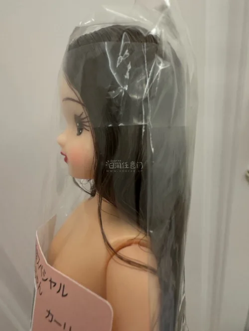 这是一只很少见的中分Licca娃娃，虽然是人形教室但是非常可爱皮肤白白的，蓝色的眼睛红色的嘴唇感觉很元气，区别于以往平刘海的丽佳，这只更有点小成熟的气质，正考虑给她选个复古一点的连衣裙，本次使用了Ems物流，但是不知为何这次没有气泡膜只塞了一些纸团进行保护