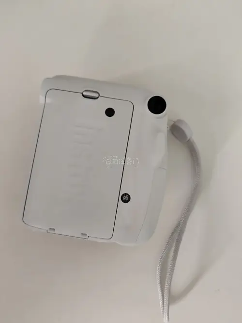 之前一直研究拍立得二手选购，对比了好多，挖到这台功能全部正常，机身磨损也在可接受范围，收到之后简单清理了一下，装上电池相纸直接开拍，mini11自动曝光真的很省心，不用手动调档位，室内室外随手就能出片，随手拍日常、记录生活都很合适，拿在手里的复古质感超喜欢