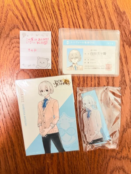 这次收到Jack Jeanne白田美骑的周边太开心啦！亚克力立牌、学生证小卡还有明信片保存得完好无损，卖家还贴心附赠手写感谢便签。包装严实，实物和图片没有出入，品相很满意。海淘整体体验顺畅，能收到喜欢的角色谷子非常值得，很满意这次的购物。