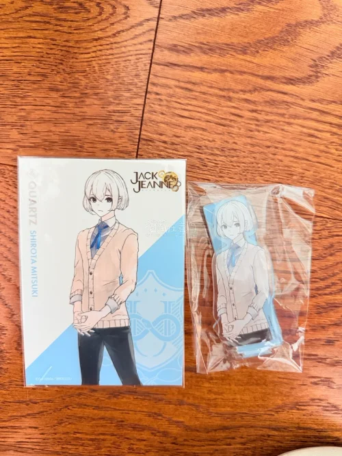 这次收到Jack Jeanne白田美骑的周边太开心啦！亚克力立牌、学生证小卡还有明信片保存得完好无损，卖家还贴心附赠手写感谢便签。包装严实，实物和图片没有出入，品相很满意。海淘整体体验顺畅，能收到喜欢的角色谷子非常值得，很满意这次的购物。