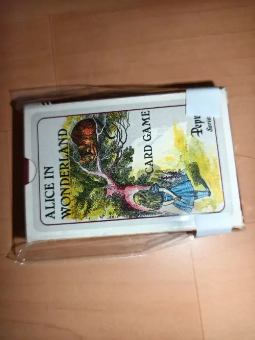 在挖煤姬淘到这台玫粉色3DS老小三真的太惊喜！亮眼的亮粉色机身颜值直接戳中我，整机到手成色超出预期，屏幕完好，按键摇杆全部功能正常，开机可以正常进入系统。还顺便下单了中古爱丽丝主题扑克牌，开箱体验感满满。
蹲中古好物选挖煤姬超值，购物体验很不错，转运打包防护做得很到...