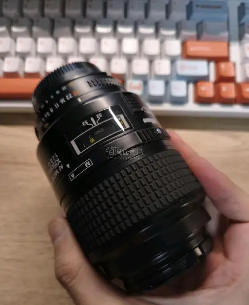 一直想入手尼康经典老百微105mm f/2.8D，对比国内二手平台，普遍存在溢价高、暗坑多的问题，拆修起雾、马达老化的瑕疵镜头数不胜数，再三考量后，我选择通过任意门在雅虎日拍淘中古镜头。
 
选品阶段我针对性避坑，精准搜索日文关键词，优先选择千评优质商家，只筛选功能...
