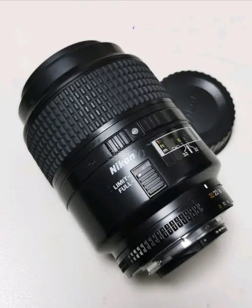 一直想入手尼康经典老百微105mm f/2.8D，对比国内二手平台，普遍存在溢价高、暗坑多的问题，拆修起雾、马达老化的瑕疵镜头数不胜数，再三考量后，我选择通过任意门在雅虎日拍淘中古镜头。
 
选品阶段我针对性避坑，精准搜索日文关键词，优先选择千评优质商家，只筛选功能...