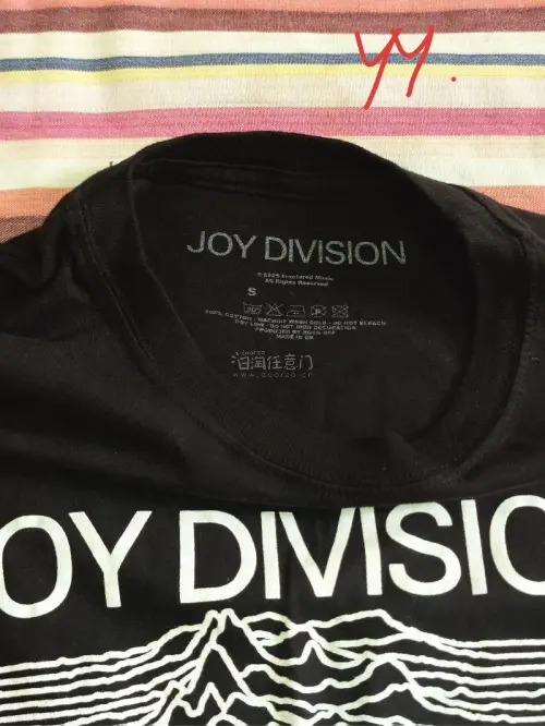 折腾很久的海淘终于到手Joy Division相关，一直很偏爱这支乐队自带的清冷荒芜气质。比起喧闹热烈的摇滚风格，它更多是克制、低沉的情绪表达。跨越距离收到喜欢的物件，把70年代的后朋美学归于日常，小众审美，不用迎合大众，只忠于自己的喜好。