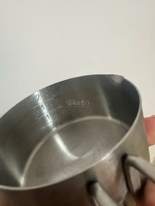 这个杯子至少是20年前的东西了 跟新款的对比把手粗了很多，挖煤姬代拍下单速度很快，合单到货速度也很快，表扬，200ml的量刚刚好，内侧有刻度