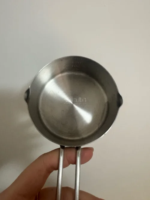 这个杯子至少是20年前的东西了 跟新款的对比把手粗了很多，挖煤姬代拍下单速度很快，合单到货速度也很快，表扬，200ml的量刚刚好，内侧有刻度
