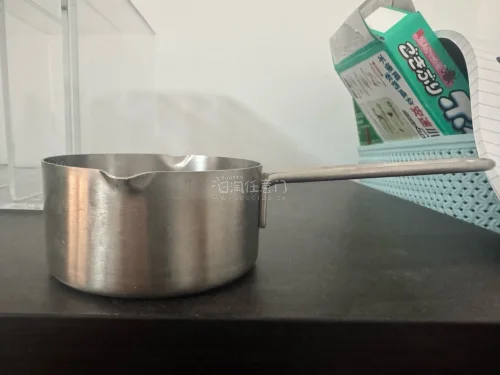 这个杯子至少是20年前的东西了 跟新款的对比把手粗了很多，挖煤姬代拍下单速度很快，合单到货速度也很快，表扬，200ml的量刚刚好，内侧有刻度