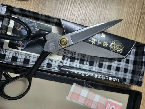 在挖煤姬上蹲到了心心念念的庄三郎剪刀！日本匠人锻造，剪厚布料都像切豆腐般干脆利落。平台下单流畅，购物方便，物流包装也严实可靠。能足不出户淘到这种高品质工具，体验太棒了，以后海淘还用它！