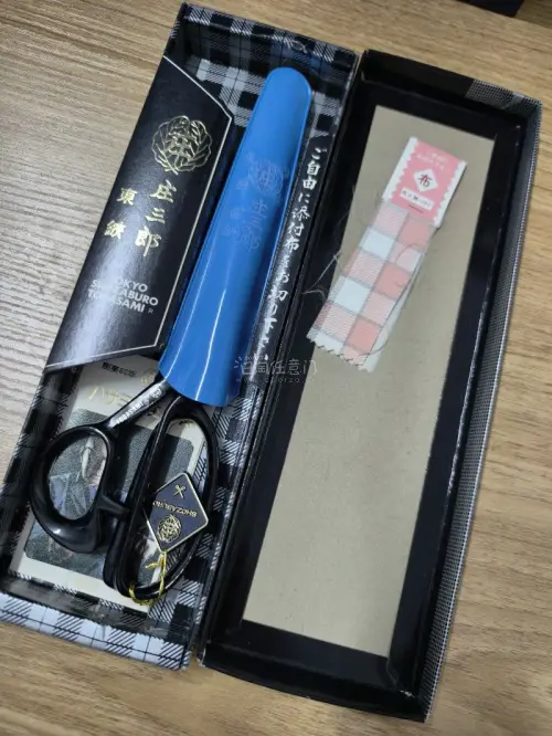 在挖煤姬上蹲到了心心念念的庄三郎剪刀！日本匠人锻造，剪厚布料都像切豆腐般干脆利落。平台下单流畅，购物方便，物流包装也严实可靠。能足不出户淘到这种高品质工具，体验太棒了，以后海淘还用它！
