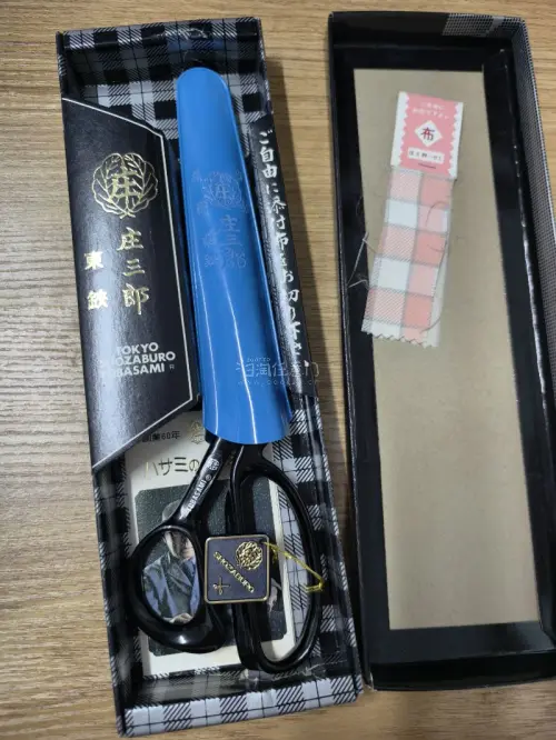 在挖煤姬上蹲到了心心念念的庄三郎剪刀！日本匠人锻造，剪厚布料都像切豆腐般干脆利落。平台下单流畅，购物方便，物流包装也严实可靠。能足不出户淘到这种高品质工具，体验太棒了，以后海淘还用它！
