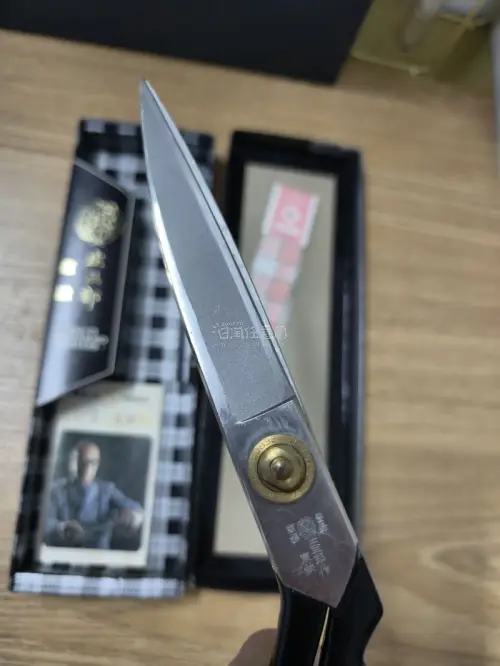 在挖煤姬上蹲到了心心念念的庄三郎剪刀！日本匠人锻造，剪厚布料都像切豆腐般干脆利落。平台下单流畅，购物方便，物流包装也严实可靠。能足不出户淘到这种高品质工具，体验太棒了，以后海淘还用它！
