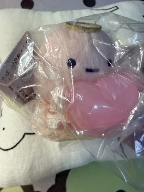 新收到挖煤姬海淘回来的角落生物毛绒玩偶，软乎乎的质感真的太治愈✨。拆包看到包装防护做得很到位，外层塑料袋完整保护玩偶，没有出现磕碰脏污。平时我会把它摆放在抱枕上做桌面小摆件，闲暇的时候拿在手里把玩，小小的一只摆在桌面氛围感直接拉满。整个海淘流程体验很顺畅，打包严实稳...