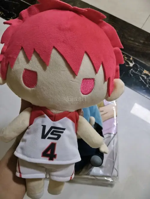 我的日淘好物秀✨这次从挖煤姬入手了心仪的布偶娃娃。海淘中古玩偶到手包装完好，虽然商品标注存在细微小污渍，属于中古物品正常情况，整体品相还是很满意。
 
把娃娃摆进我的收藏柜，和其他谷子周边摆放在一起，氛围感直接拉满。可以近距离欣赏可爱的面部与服饰细节。
 
整个购物...