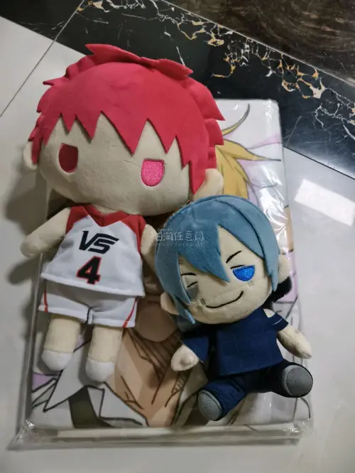 我的日淘好物秀✨这次从挖煤姬入手了心仪的布偶娃娃。海淘中古玩偶到手包装完好，虽然商品标注存在细微小污渍，属于中古物品正常情况，整体品相还是很满意。
 
把娃娃摆进我的收藏柜，和其他谷子周边摆放在一起，氛围感直接拉满。可以近距离欣赏可爱的面部与服饰细节。
 
整个购物...