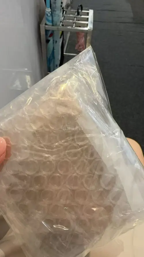 这次在eeo购入的几件周边体验很不错！A5亚克力画板图案印刷清晰，色彩还原度高，立牌做工规整没有毛刺，亚克力卡片细节也做得很好。入库打包很稳妥，包装防护到位，商品到手完好无损。整体购物流程顺畅，下单入库合箱都很省心，日谷代购很靠谱，后续还会继续在这里买谷子。