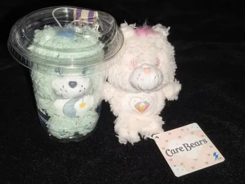 超可爱的Care Bears爱心小熊一只装在奶茶杯造型容器里，浅绿配色软乎乎，还有一只粉乎乎的小熊，毛绒质感蓬松温柔。
平台自带的翻译功能超强大，浏览日拍商品毫无障碍，下单、入库、合单整套流程便捷省心。快递速度让人惊喜，打包严实稳妥，漂洋过海完好到手。每只小熊细节都...