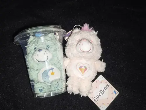 超可爱的Care Bears爱心小熊一只装在奶茶杯造型容器里，浅绿配色软乎乎，还有一只粉乎乎的小熊，毛绒质感蓬松温柔。
平台自带的翻译功能超强大，浏览日拍商品毫无障碍，下单、入库、合单整套流程便捷省心。快递速度让人惊喜，打包严实稳妥，漂洋过海完好到手。每只小熊细节都...