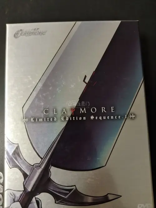 这是八木教広的作品大剑claymore的原装DVD盒子，封面和碟本身都没有问题，几乎没有瑕疵，二十年前的东西现在还存的这么好真的太难得了。在挖煤姬买到非常惊喜