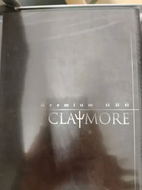 这是八木教広的作品大剑claymore的原装DVD盒子，封面和碟本身都没有问题，几乎没有瑕疵，二十年前的东西现在还存的这么好真的太难得了。在挖煤姬买到非常惊喜