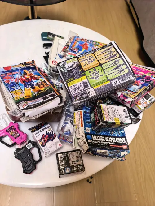 这次要分享的是一堆玩具，其中包括战队食玩，smp古利特，假面骑士道具等等
以极其好的价格购入一堆
物流选择海运，速度快，运费低，包装好