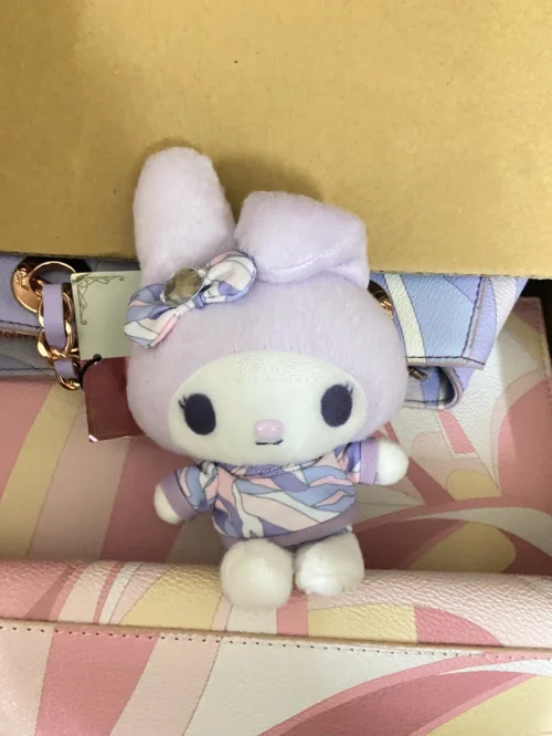 实物品相和描述一致，玩偶毛绒柔软，包包做工完好。仓库打包很用心，气泡膜包裹到位，长途运输没有压损。物流轨迹实时可查，收费透明无隐形消费，操作简单，淘日淘周边很省心，会继续回购。