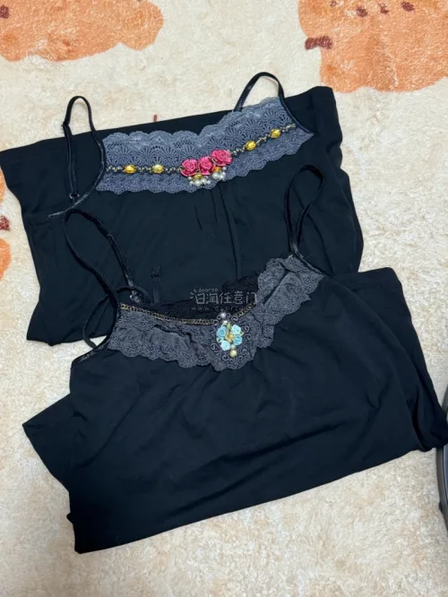 第一次海淘 淘到那么美的衣服真的好开心好喜欢太漂亮了axes的吊带又美萌又重工的设计下次还会继续再购买 真的太喜欢axes的吊带了 欣赏一下美图吧