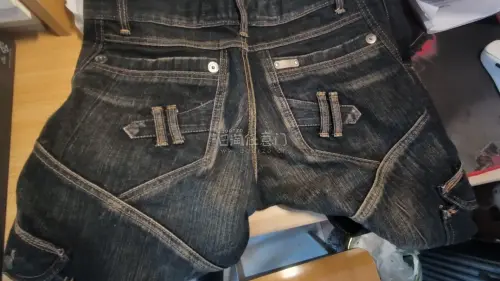 这件是来自日本古着市场的多口袋解构工装牛仔裤，属于千禧年前后的日系 Y2K 机车风单品。裤子采用深蓝做旧水洗牛仔面料，前后都有大量立体工装口袋、拉链结构和绑带细节，明线车迹与弧形裁片增强了层次，整体风格比较硬核、复古、机能感强。版型偏直筒微阔，上身不会过于紧身，适合...