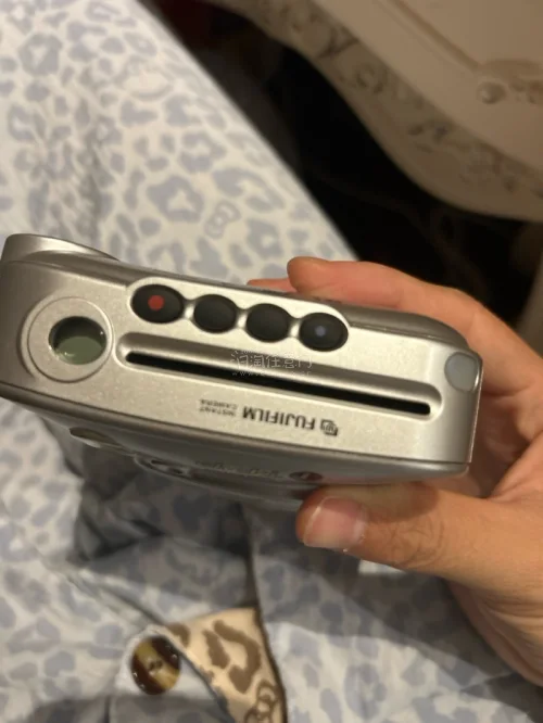 拿到手感觉真的非常新，几乎没有什么明显的使用痕迹，外观真挺漂亮，装上相纸之后，功能一切正常，很喜欢，而且物流总体来说很快。期待下一次开箱中
