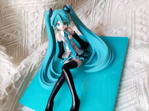 一直想收集齐老版的公式初音
真的是很惊喜的价格就买到了，打包的很好，从图片上也可以看出来三个手办没有任何瑕疵。
真的是淘到宝贝了。
ε(´｡•᎑•`)っ♡