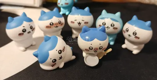 终于等到从挖煤姬海淘的一大批chiikawa到家啦！
煤炉蹲了好久，收了好多散盘+整套扭蛋、毛绒小周边，种类真的超级丰富。
 
一大包里面塞了各式各样的小扭蛋手办，不同表情的哈奇，躺平干饭、噘嘴、害羞脸，每一只的小表情都萌到心坎?，小小的一只细节做得很到位。还有多款...