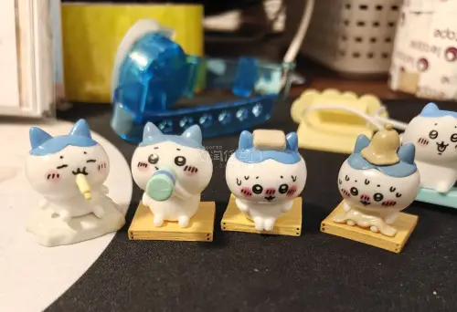 终于等到从挖煤姬海淘的一大批chiikawa到家啦！
煤炉蹲了好久，收了好多散盘+整套扭蛋、毛绒小周边，种类真的超级丰富。
 
一大包里面塞了各式各样的小扭蛋手办，不同表情的哈奇，躺平干饭、噘嘴、害羞脸，每一只的小表情都萌到心坎?，小小的一只细节做得很到位。还有多款...