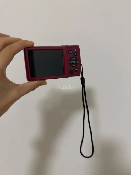 由于本人热爱拍照，心血来潮在挖煤机上翻看各种款式，终于找到了我心意的物品-佳能！虽说日版与国版有些许区别，但依靠翻译还是能略知一二，并不影响使用，一款红色复古又不失个性的ccd，收到手的那一刻全都值了！
下单后也是很顺利的送到我的手上，是第一次购买电子产品也是很满意...