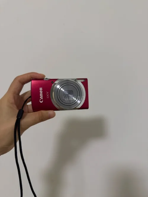 由于本人热爱拍照，心血来潮在挖煤机上翻看各种款式，终于找到了我心意的物品-佳能！虽说日版与国版有些许区别，但依靠翻译还是能略知一二，并不影响使用，一款红色复古又不失个性的ccd，收到手的那一刻全都值了！
下单后也是很顺利的送到我的手上，是第一次购买电子产品也是很满意...