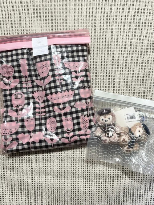 这次淘了两件好物，一件全新的sm2衬衫连衣裙，还有一对东迪达菲雪莉玫挂件，收到超喜欢，衣衣和挂件都很美丽，第一次淘衣服，体验很好，还在继续剁手！
走的竹蜻蜓，价格实惠，包装细致，期待下一个包裹啦