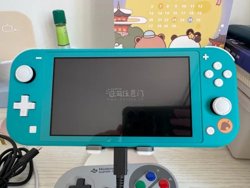 终于买到成色极好的箱说全（缺会员纸片和广告纸片）动森限定的lite了，真是蹲了好久！不足的是游戏领取没了，不过问题不大，毕竟我之前就买了动森的卡带，不影响游玩。卖家是樱花妹，看得出真的很爱惜这个游戏机，实在是太新了，这个价格入手真的很不错。