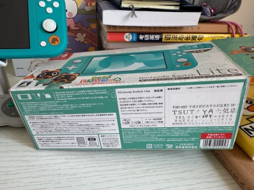 终于买到成色极好的箱说全（缺会员纸片和广告纸片）动森限定的lite了，真是蹲了好久！不足的是游戏领取没了，不过问题不大，毕竟我之前就买了动森的卡带，不影响游玩。卖家是樱花妹，看得出真的很爱惜这个游戏机，实在是太新了，这个价格入手真的很不错。