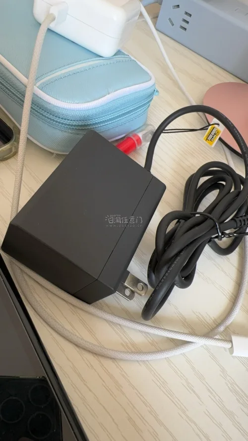 终于买到成色极好的箱说全（缺会员纸片和广告纸片）动森限定的lite了，真是蹲了好久！不足的是游戏领取没了，不过问题不大，毕竟我之前就买了动森的卡带，不影响游玩。卖家是樱花妹，看得出真的很爱惜这个游戏机，实在是太新了，这个价格入手真的很不错。