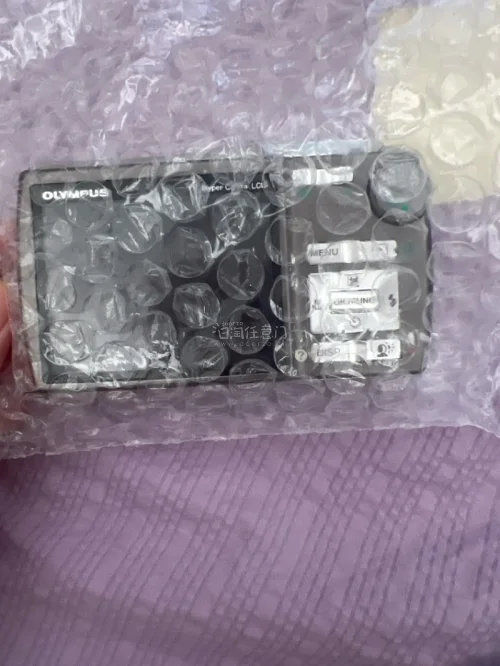 和图片一模一样 真的超值！ 奥林巴斯u830，打开的时候惊呆了，真的超级新。想不到第一次海淘，有这么多的惊喜。用的是ems，虽然拍照那些花费多，但是真的收到货真的超开心！