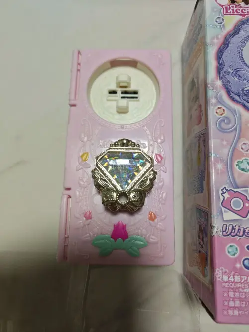 光之美少女智慧书和波纹石，保存的很好哦，比想象的要新，而且快递来的包装材料很多。还有专门买了个莉卡娃娃的玩具，心心念念了很久，运输速度比想象快。