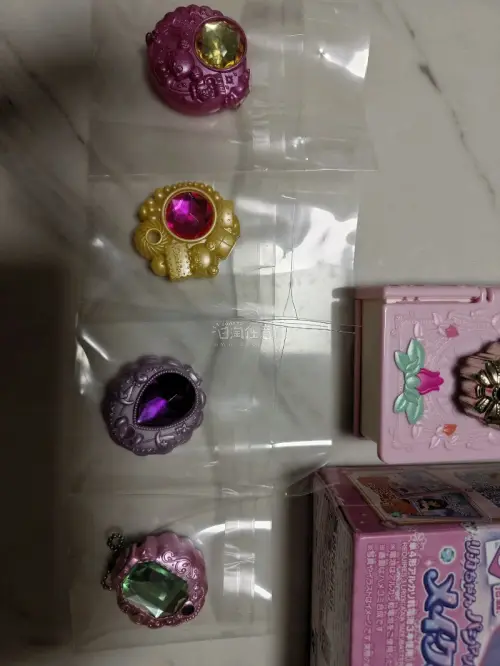 光之美少女智慧书和波纹石，保存的很好哦，比想象的要新，而且快递来的包装材料很多。还有专门买了个莉卡娃娃的玩具，心心念念了很久，运输速度比想象快。