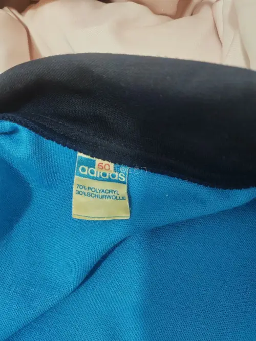 心念念的运动夹克终于收到了。这件衣服卖家标价56000日元，我一直留意着，但还是没有等到卖家降价。直到挖煤姬随机选中了这件立减3000日元，再加上9折优惠券，果断买下！感谢挖煤姬！