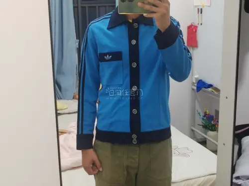 心念念的运动夹克终于收到了。这件衣服卖家标价56000日元，我一直留意着，但还是没有等到卖家降价。直到挖煤姬随机选中了这件立减3000日元，再加上9折优惠券，果断买下！感谢挖煤姬！