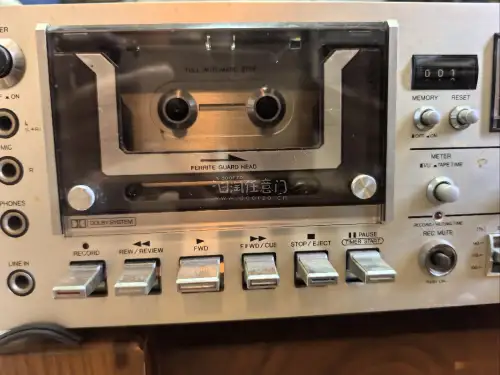 这是第一次买的大东西，一台个人觉得颜值比较高的卡座aiwa ad f40，成色是真不错，有些污渍，但整体还不错，拆开后，里面的很干净，皮带已经老化，开机通电，这个应该是轻度打理就可以使用了，顺手淘到收音机也不错，冲着外观买的，总体这是海淘不错，走的海运，时效17天。...