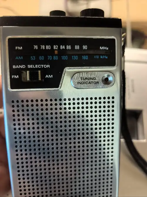 这是第一次买的大东西，一台个人觉得颜值比较高的卡座aiwa ad f40，成色是真不错，有些污渍，但整体还不错，拆开后，里面的很干净，皮带已经老化，开机通电，这个应该是轻度打理就可以使用了，顺手淘到收音机也不错，冲着外观买的，总体这是海淘不错，走的海运，时效17天。...